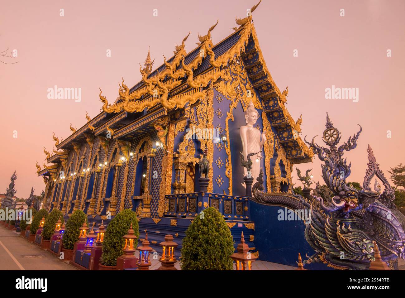 Il Tempio Blu o Wat Rong Suea Ten nella città di Chiang Rai nel nord della Thailandia. Thailand, Chiang Rai, novembre 2019. THAILANDIA CHIANG RAI BLU Foto Stock
