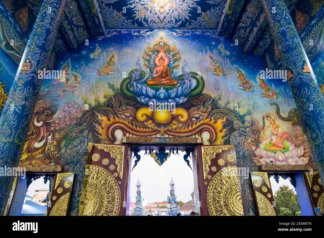 Il Tempio Blu o Wat Rong Suea Ten nella città di Chiang Rai nel nord della Thailandia. Thailand, Chiang Rai, novembre 2019. THAILANDIA CHIANG RAI BLU Foto Stock