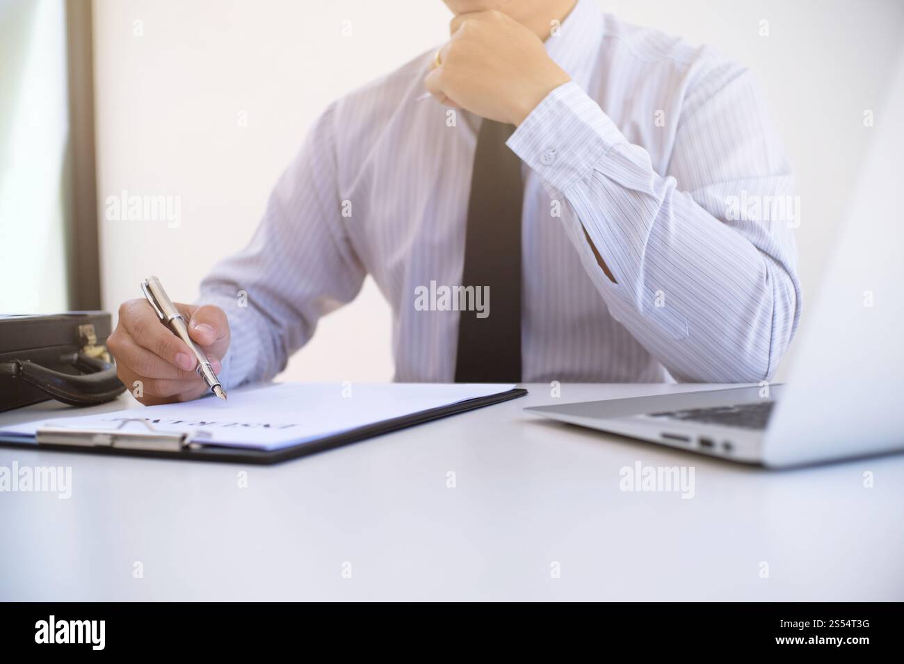 Sales Manager per dare consigli modulo di applicazione documento, considerando mutuo ipotecario speciali per auto e assicurazione casa Foto Stock