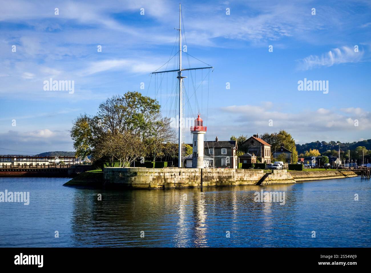Faro bianco e rosso nel fiume Honfleur la Morelle, Francia. Faro nel fiume Honfleur, Francia Foto Stock