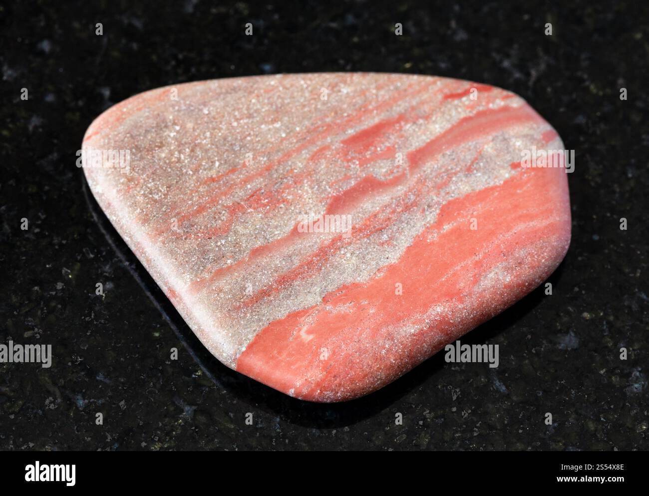 primo piano di un campione di minerale naturale proveniente dalla raccolta geologica - pietra silvicola (Aleurite) su fondo granitico nero proveniente da Palaselga, Foto Stock