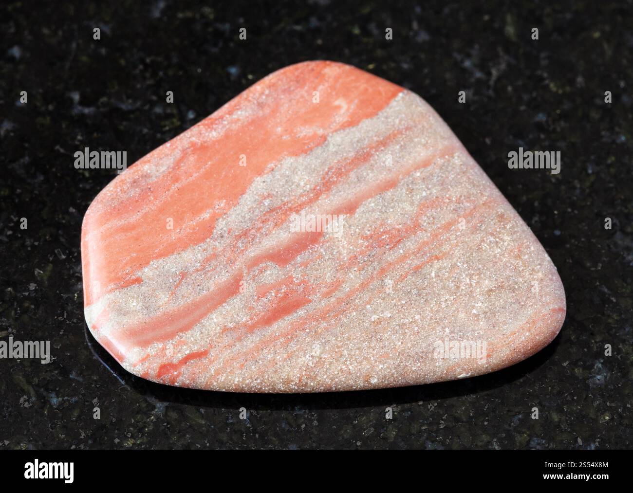 primo piano di un campione di minerale naturale proveniente dalla raccolta geologica - pietra argentata lucida (Aleurite) su fondo granitico nero proveniente da Palaselga, Foto Stock