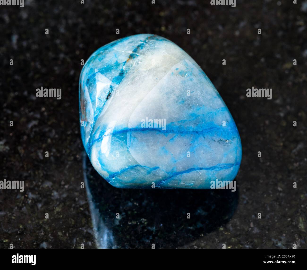 primo piano di un campione di minerale naturale proveniente dalla collezione geologica - roccia di Shattuckite laminata su fondo di granito nero proveniente dal Katanga, Congo. arrotolato Foto Stock