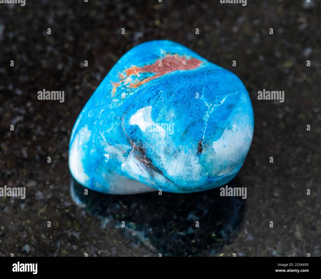 primo piano di un campione di minerale naturale proveniente dalla collezione geologica - roccia shattuckite lucida su fondo di granito nero proveniente dal Katanga, Congo. lucidato Foto Stock