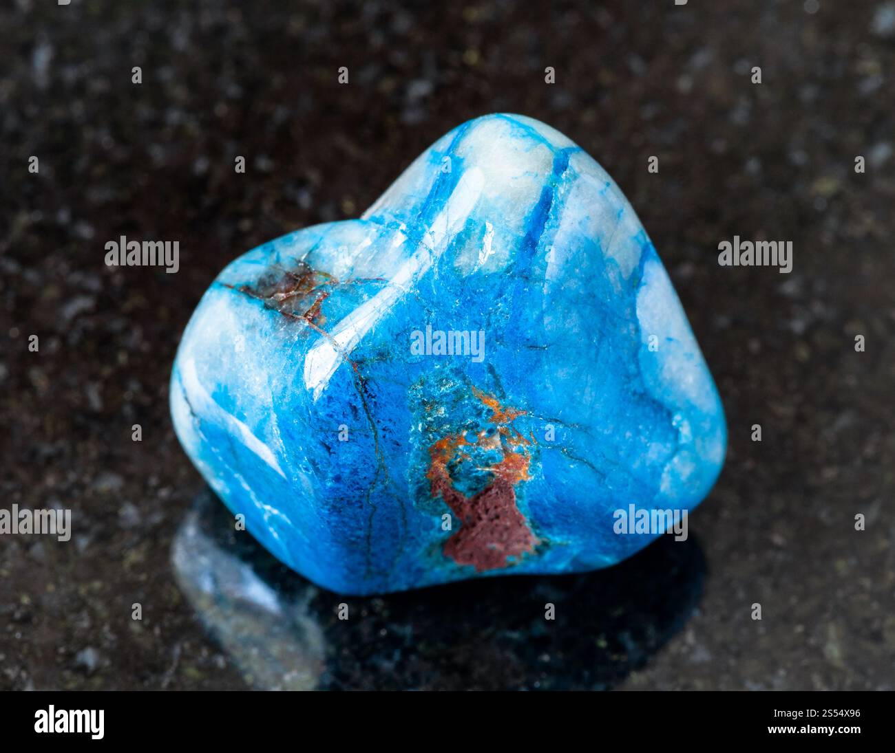 primo piano di un campione di minerale naturale proveniente dalla raccolta geologica - roccia di Shattuckite tumulata su sfondo di granito nero proveniente dal Katanga, Congo. rovesciato Foto Stock