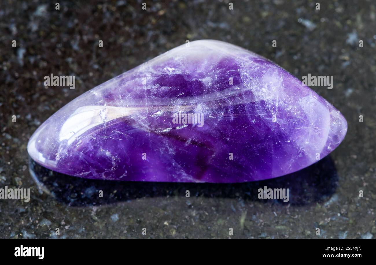 primo piano di un campione di minerale naturale proveniente dalla raccolta geologica - roccia di Ametista rovesciata su fondo di granito nero proveniente dalla Namibia. Ametista rovesciata Foto Stock