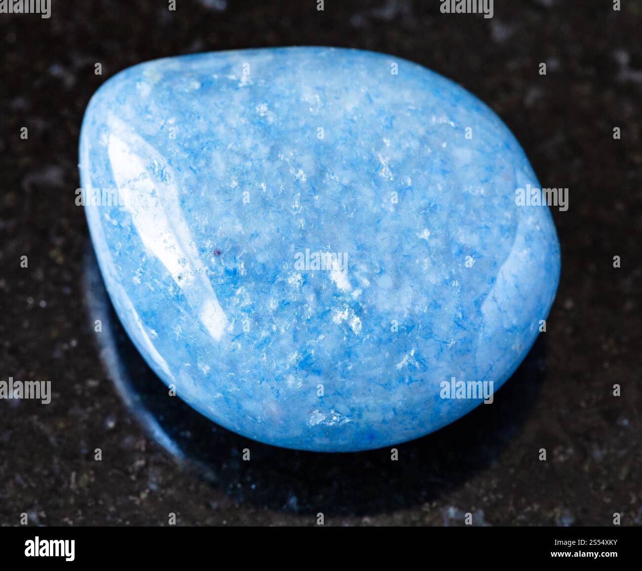 primo piano del campione di minerale naturale proveniente dalla raccolta geologica - pietra blu Aventurine lucidata su fondo di granito nero proveniente dal Brasile. Foto Stock