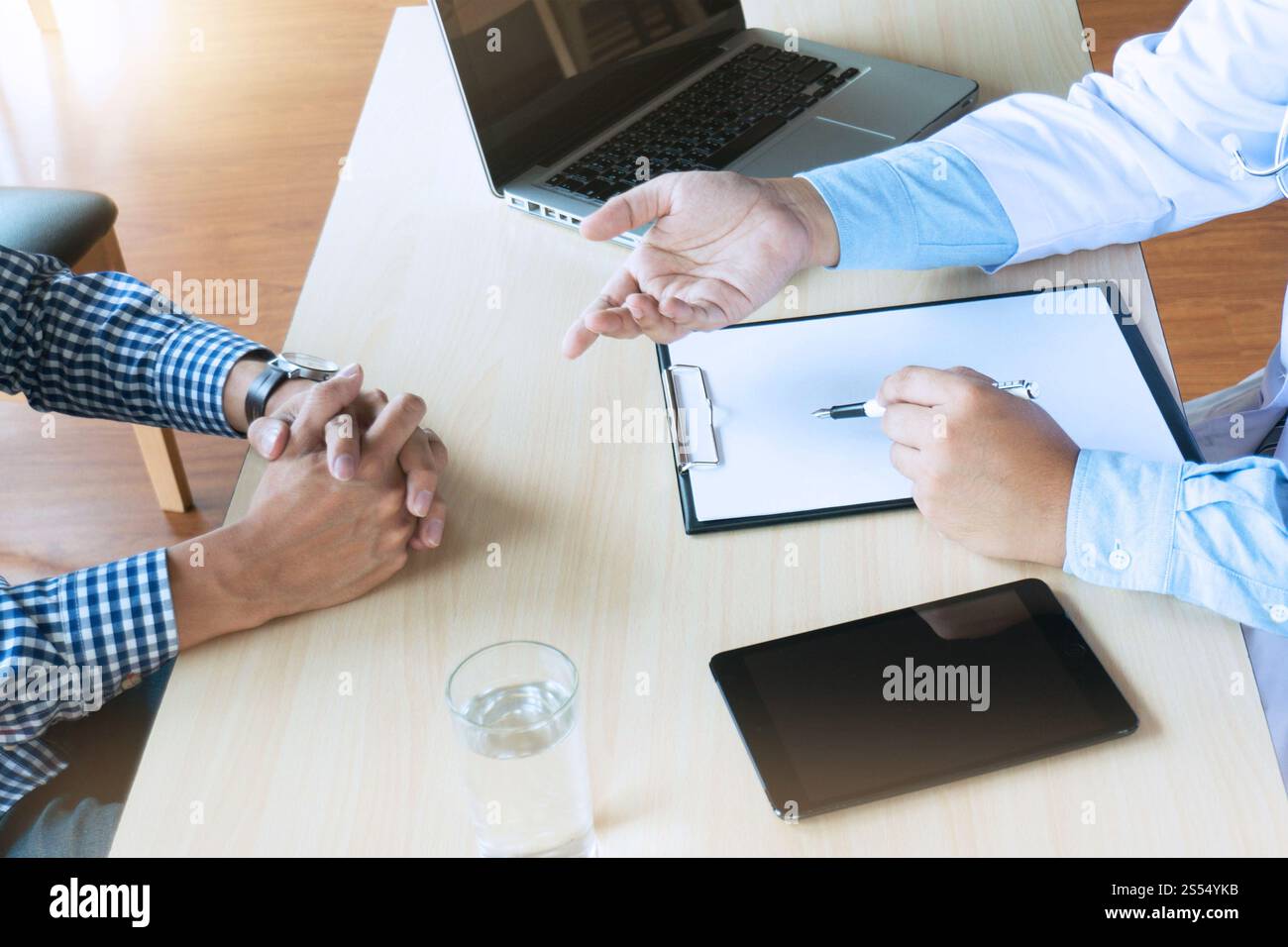 Controllo medico del corpo con stetoscopio. Concetto sanitario e medico. Medico professionista in uniforme camice intervista intervista paziente Foto Stock