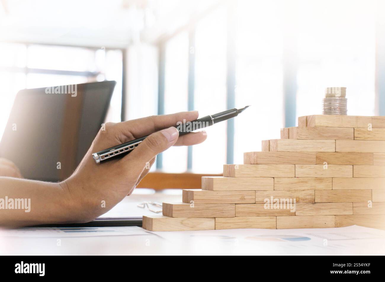 L'immagine concettuale del concetto di sviluppo e crescita aziendale punta alla promozione e al successo su blocchi di legno. Foto Stock