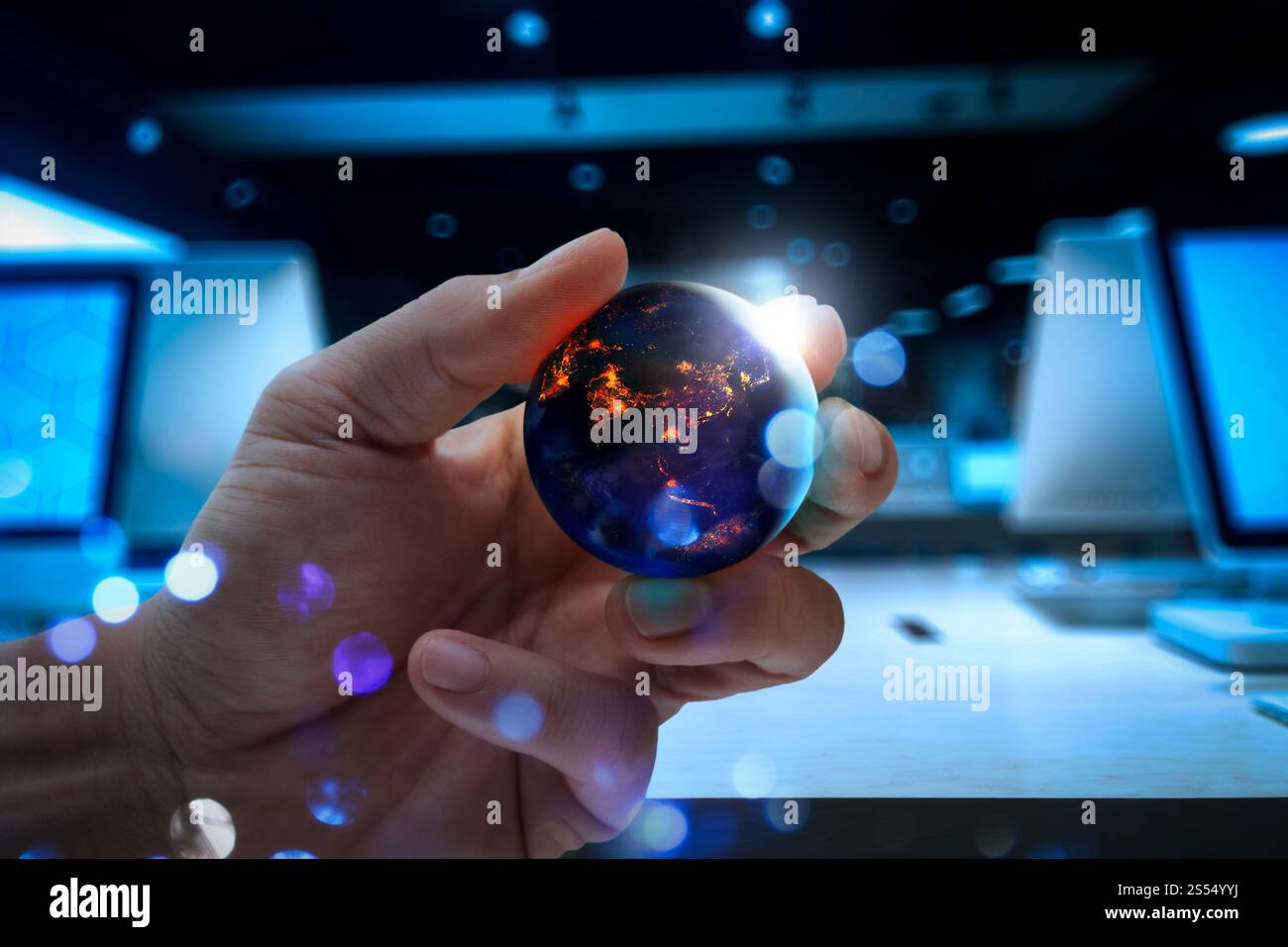 Close up di terra di notte era tenuta in mani umane per la Giornata della Terra e il concetto di risparmio energetico,elementi di questa immagine fornita dalla NASA Foto Stock