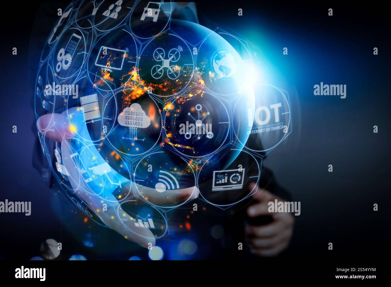 Tecnologia Internet of Things (IOT) con realtà aumentata (AR) sul cruscotto VR.uomo d'affari che mostra il mondo. Elementi di questa immagine forniti da Foto Stock