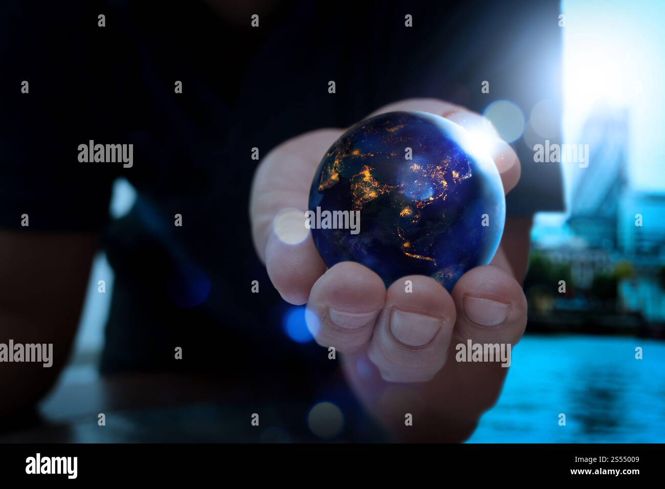 Close up di terra di notte era tenuta in mani umane per la Giornata della Terra e il concetto di risparmio energetico,elementi di questa immagine fornita dalla NASA Foto Stock
