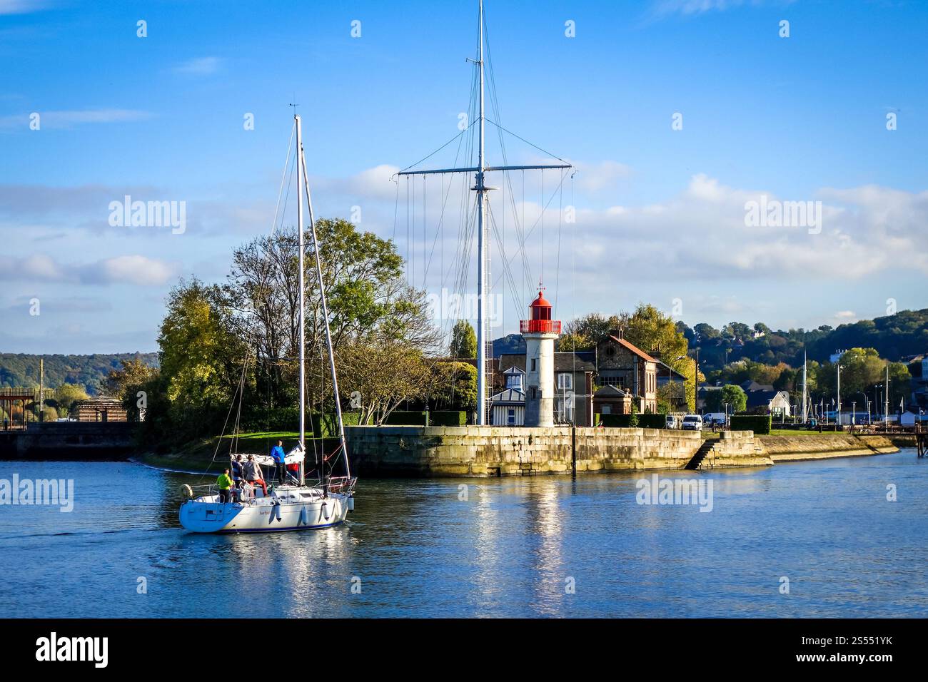 Faro bianco e rosso nel fiume Honfleur la Morelle, Francia. Faro nel fiume Honfleur, Francia Foto Stock
