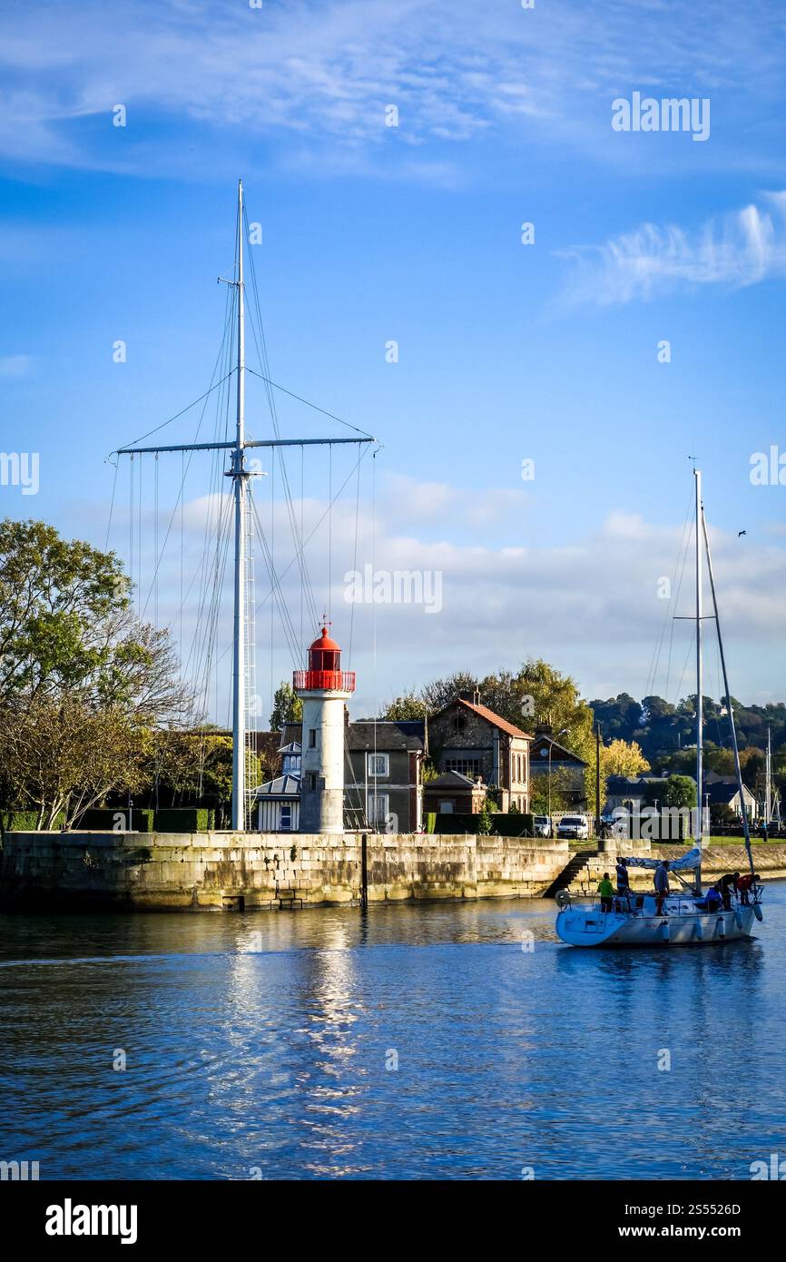 Faro bianco e rosso nel fiume Honfleur la Morelle, Francia. Faro nel fiume Honfleur, Francia Foto Stock