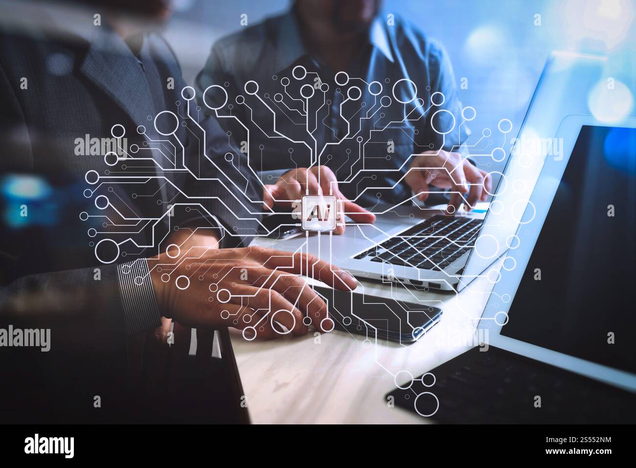 Riunione del team aziendale. Investitore fotografico professionista che lavora a un nuovo progetto di Start-up. Attività finanziaria. Tastiera docking per tablet digitale computer portatile intelligente Foto Stock