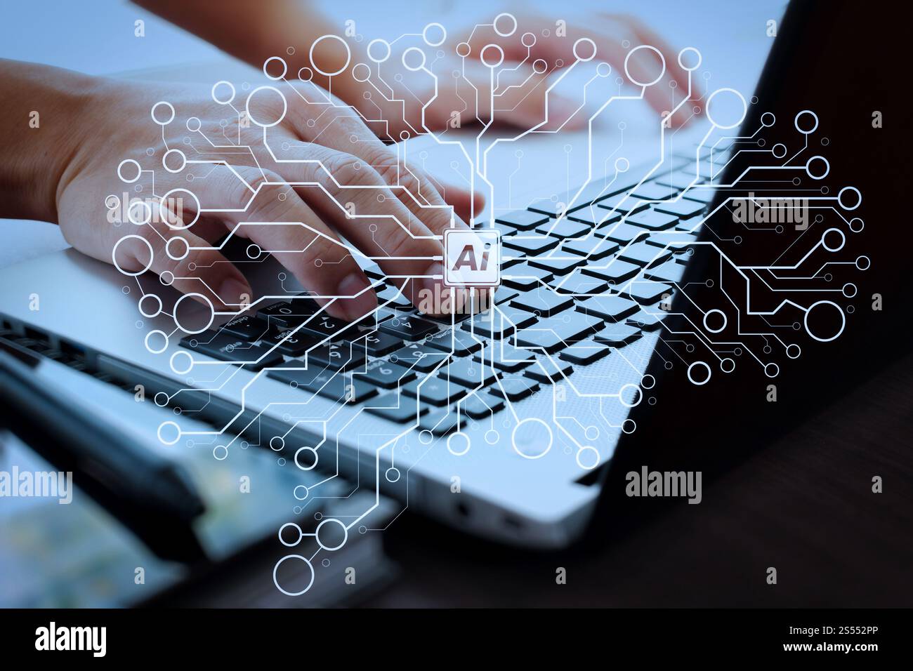 Intelligenza artificiale (ai), apprendimento automatico con tecnologia di data mining su un cruscotto virtuale. Uomo d'affari che lavora su un computer portatile su una scrivania di legno Foto Stock