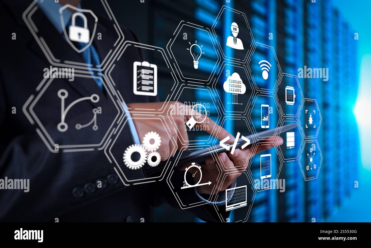 La codifica con lo sviluppatore di software lavora con le icone di computer del dashboard di realtà aumentata dello sviluppo agile di scrum e del fork di codice e del versioning con Foto Stock