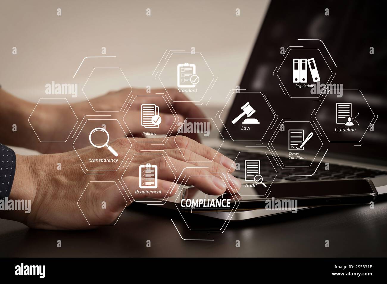 Diagramma virtuale di conformità per normative, leggi, standard, requisiti e audit. uomo d'affari che lavora a mano con smartphone, laptop e digitale Foto Stock