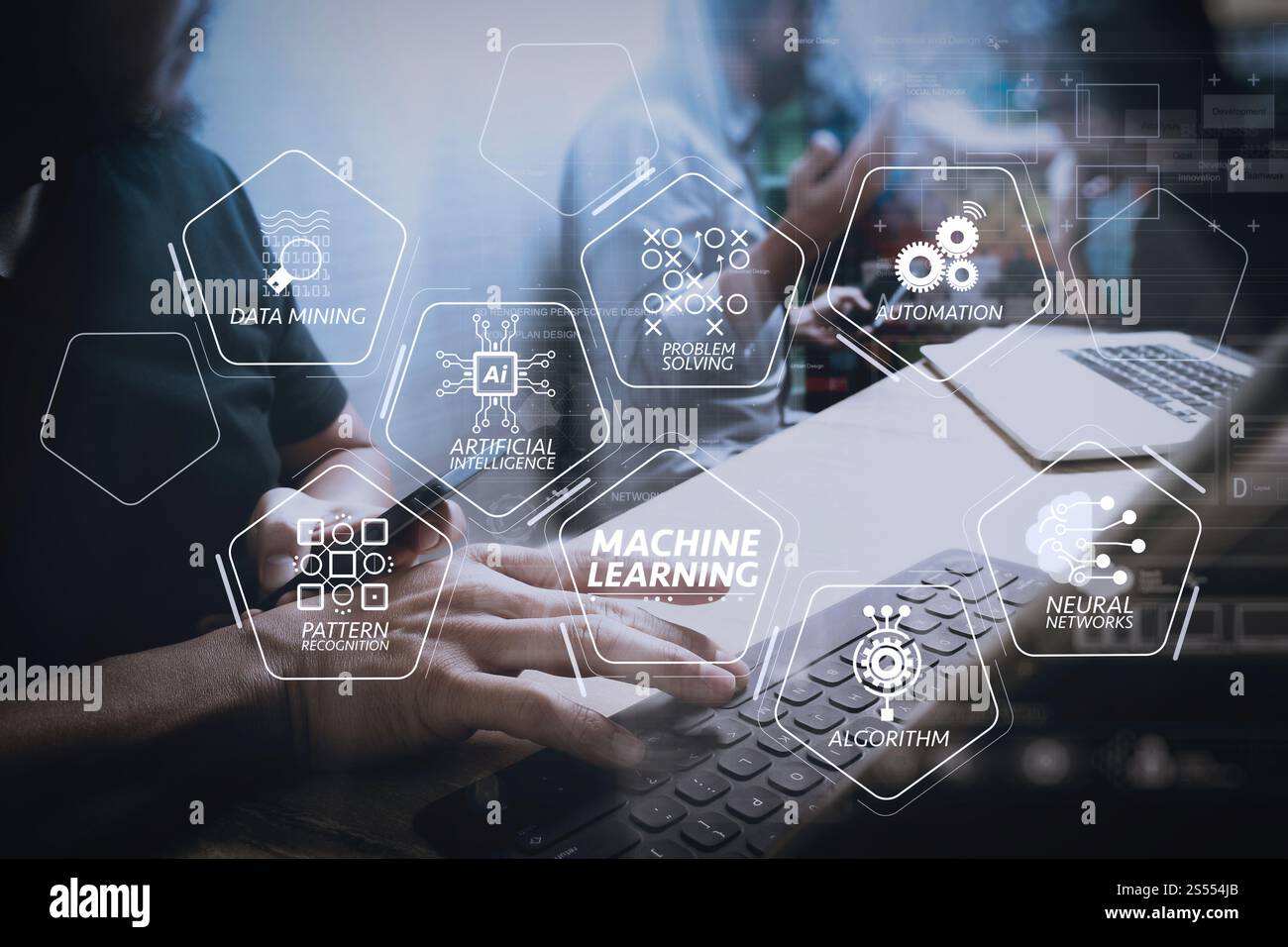 Diagramma della tecnologia di apprendimento automatico con intelligenza artificiale (ai), rete neurale, automazione, data mining sullo schermo VR. Processo di coworking, Foto Stock
