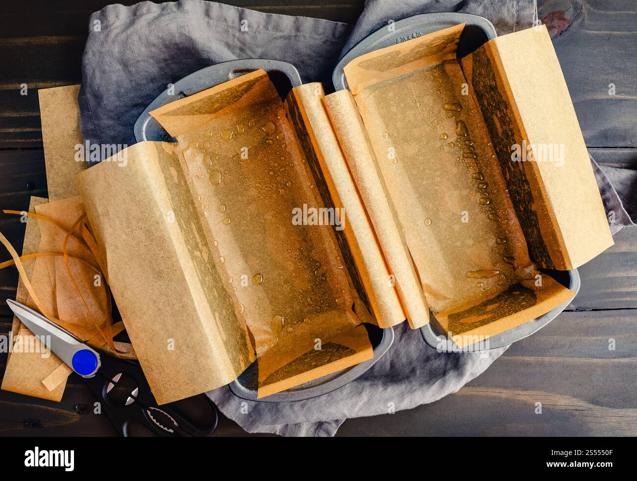 Coppia di padelle rivestite con carta da parrucchiere: Due padelle antiaderenti rivestite con carta da forno non sbiancata e spruzzate con olio Foto Stock