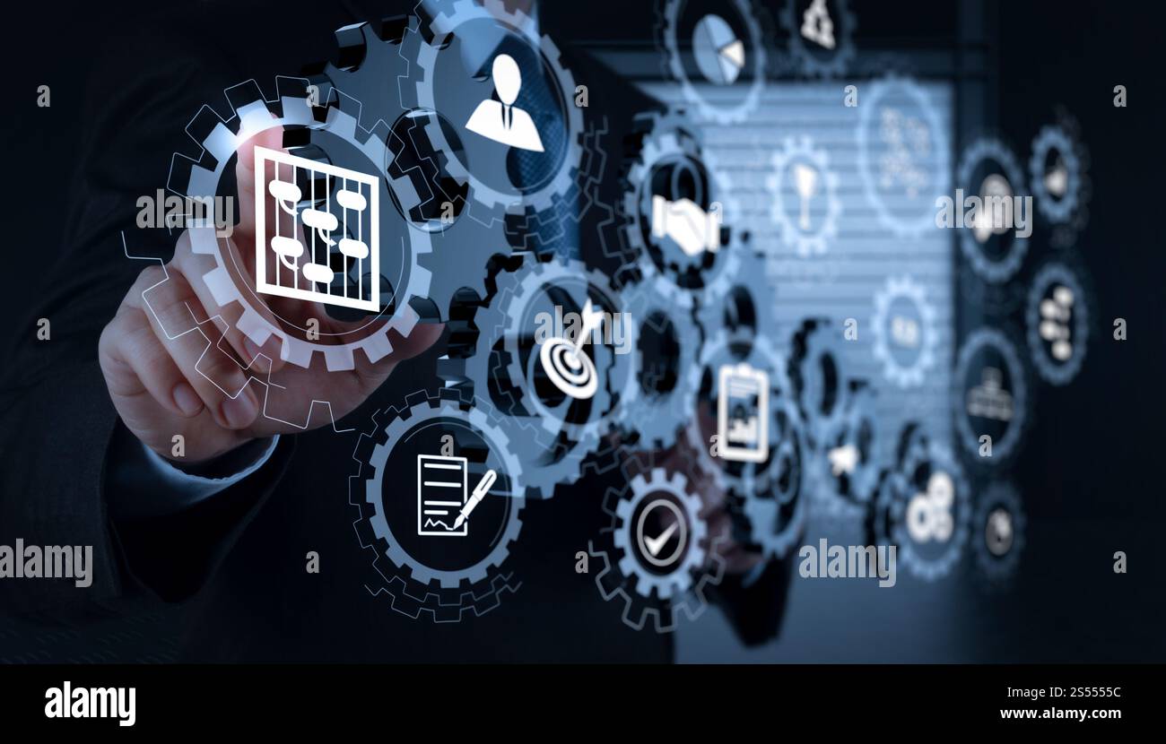 Dashboard a schermo virtuale AR con gestione dei progetti con icone di pianificazione, budget, comunicazione. Mano dell'uomo d'affari mostra l'attrezzatura per il successo come Foto Stock