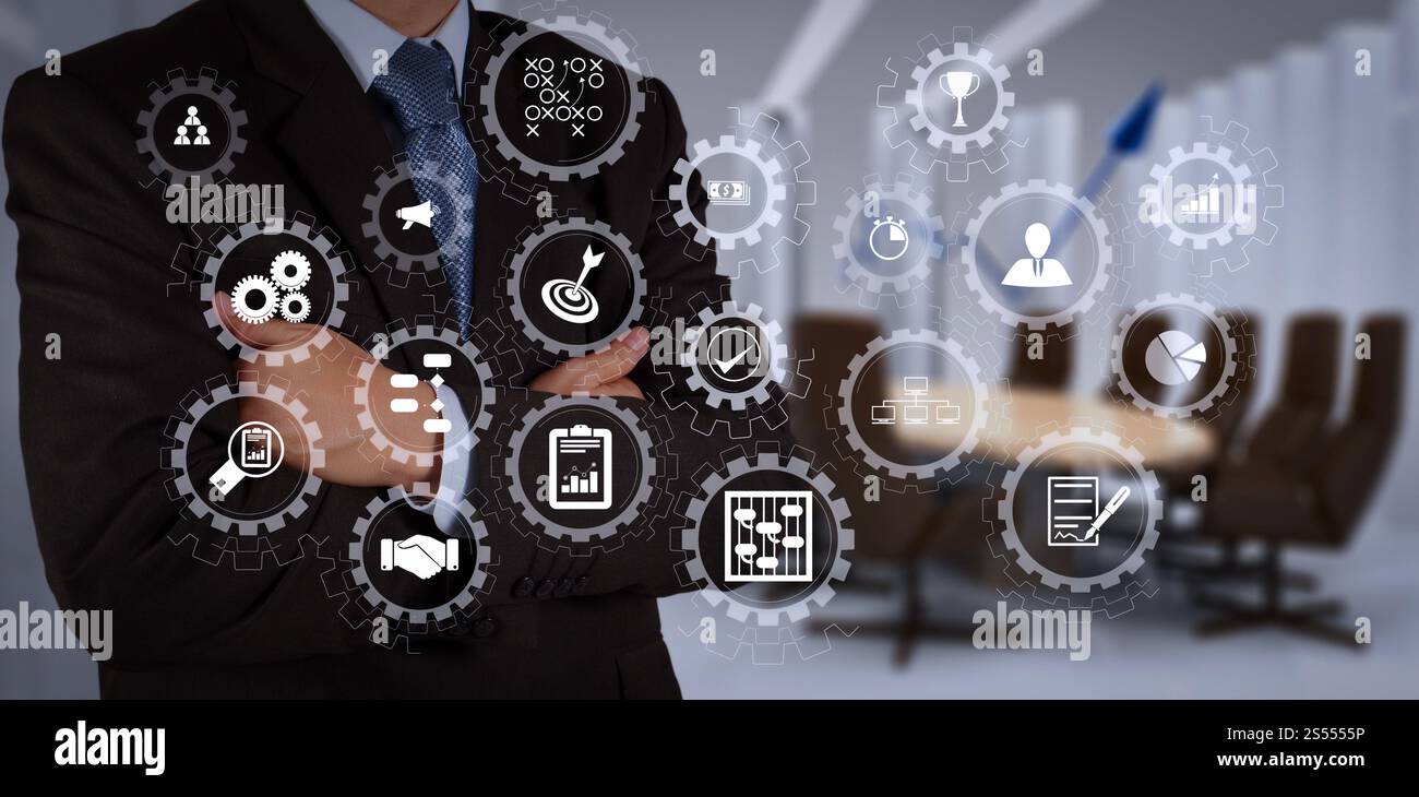 Dashboard a schermo virtuale AR con gestione dei progetti con icone di pianificazione, budget, comunicazione.uomo d'affari che disegna a mano un grafico a torta e 3d. Foto Stock