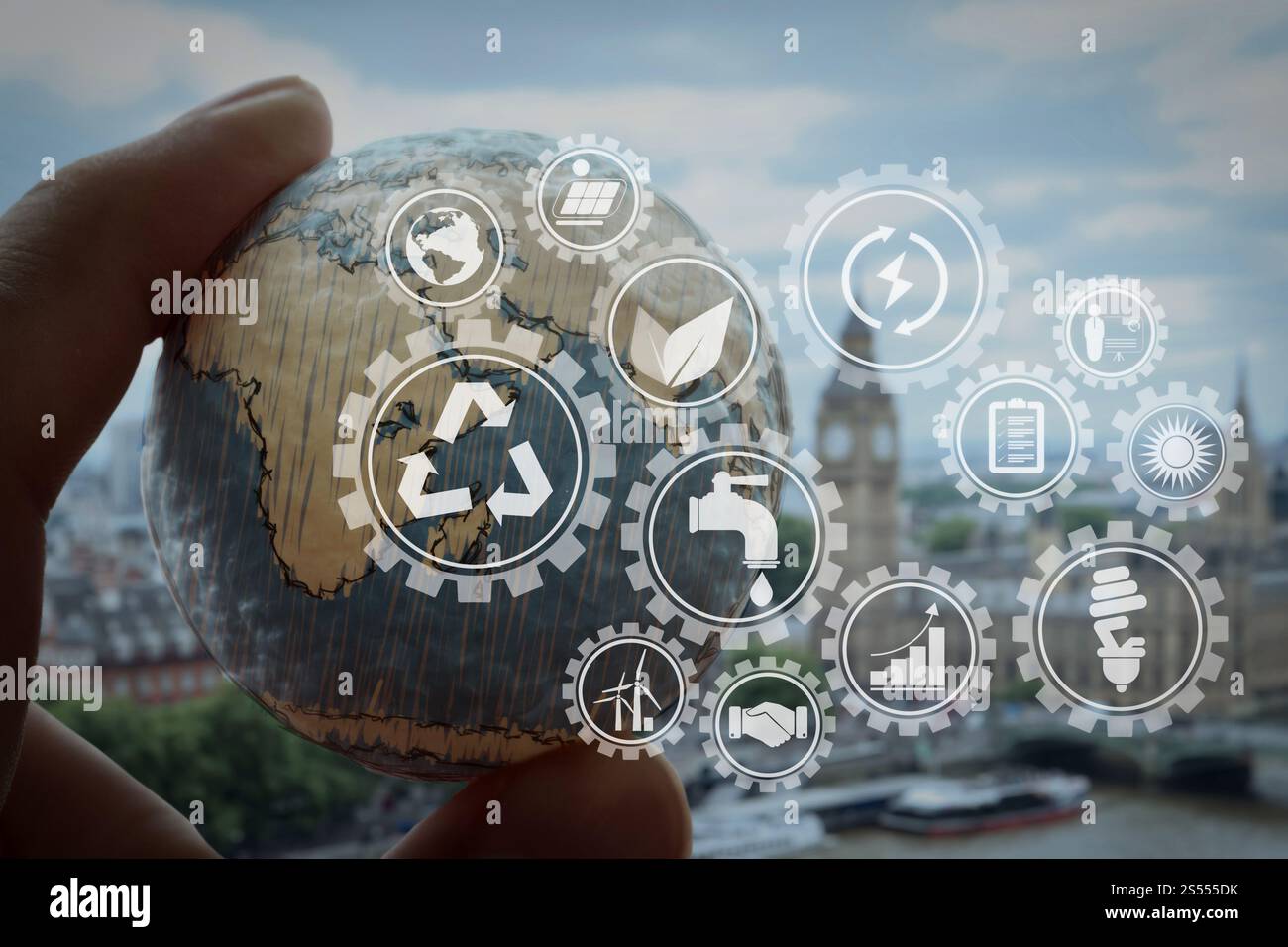 Sviluppo sostenibile con icone di energia rinnovabile e conservazione delle risorse naturali con protezione dell'ambiente all'interno connesso Foto Stock