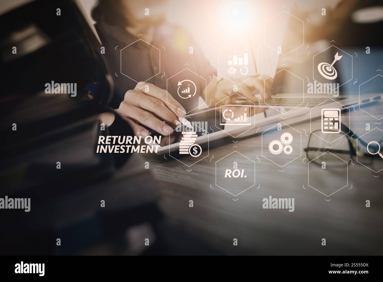 Indicatore ROI ROI Return on Investment nel dashboard virtuale per migliorare il business. designer che lavora a mano con tablet digitali e computer portatili e. Foto Stock