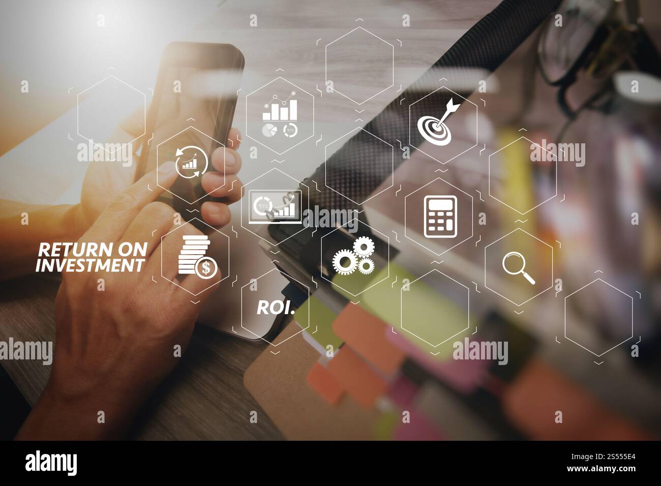 Indicatore ROI ROI Return on Investment nel dashboard virtuale per migliorare il business. designer che lavora a mano con tablet digitali e computer portatili e. Foto Stock