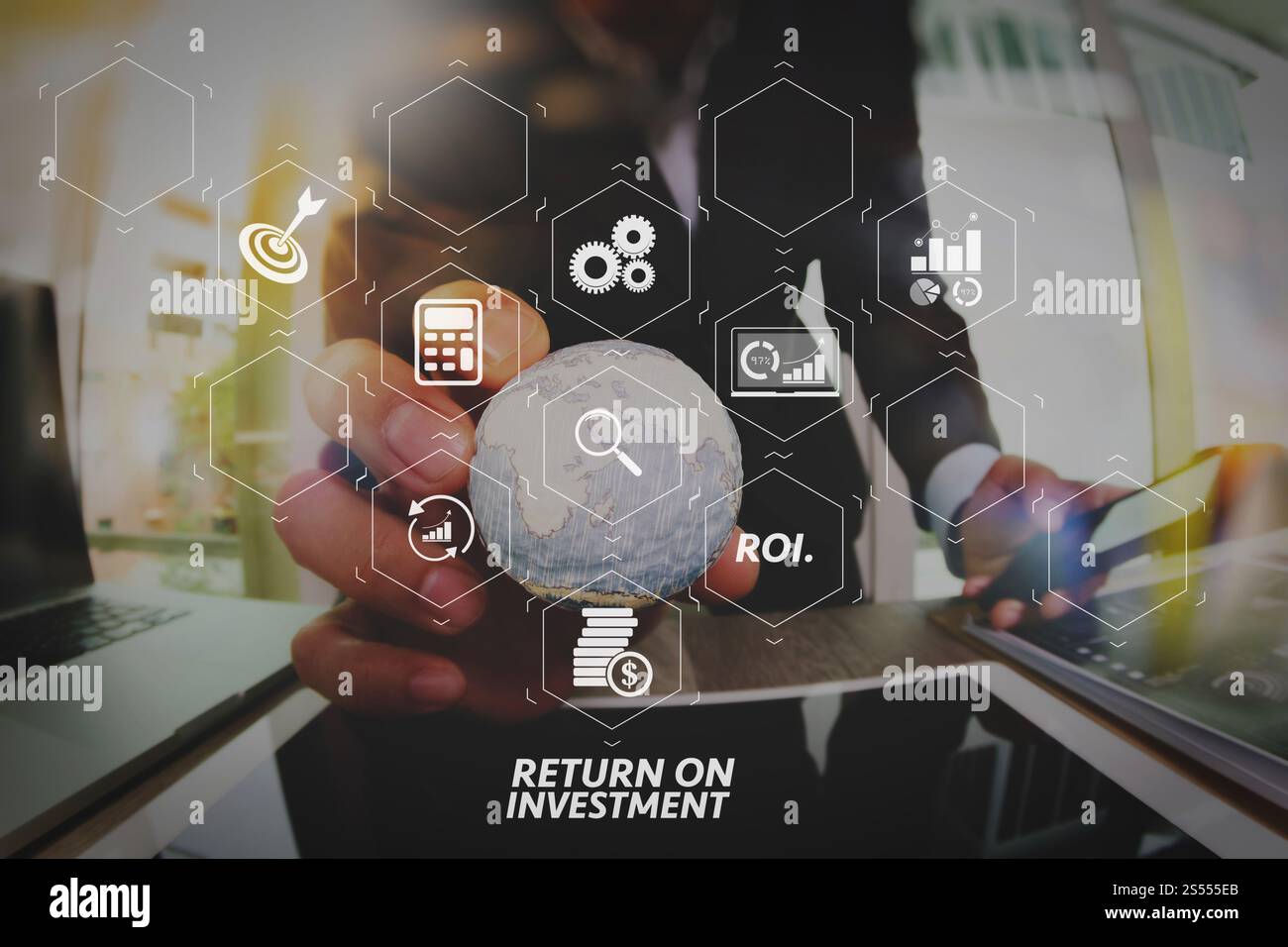 Indicatore ROI ROI Return on Investment nel dashboard virtuale per migliorare il business. Uomo d'affari che mostra texture il mondo elementi di questa immagine Foto Stock