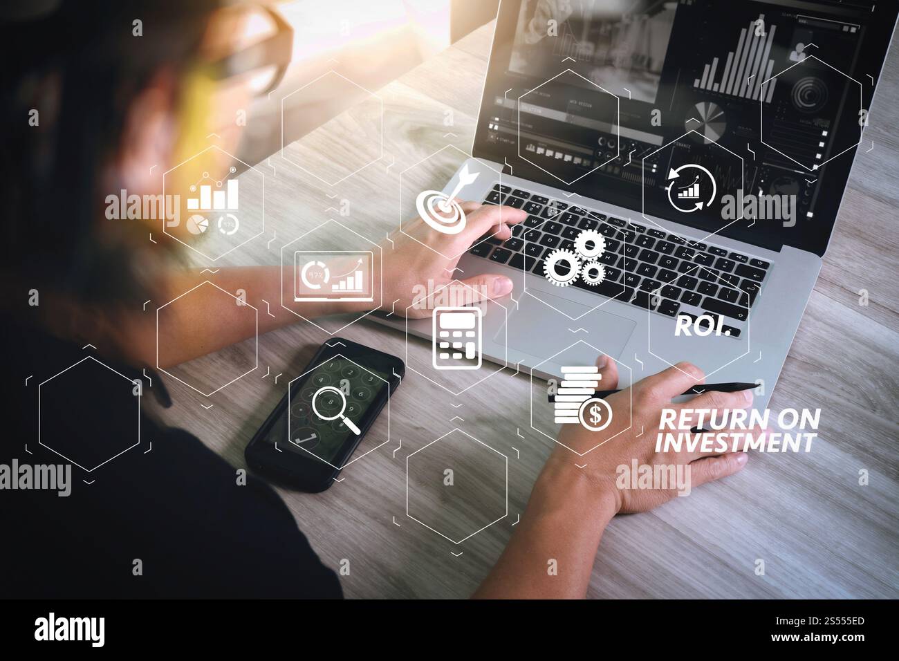 Indicatore ROI ROI Return on Investment nel dashboard virtuale per migliorare il business. mano del designer che partecipa a una videoconferenza con computer portatile e. Foto Stock