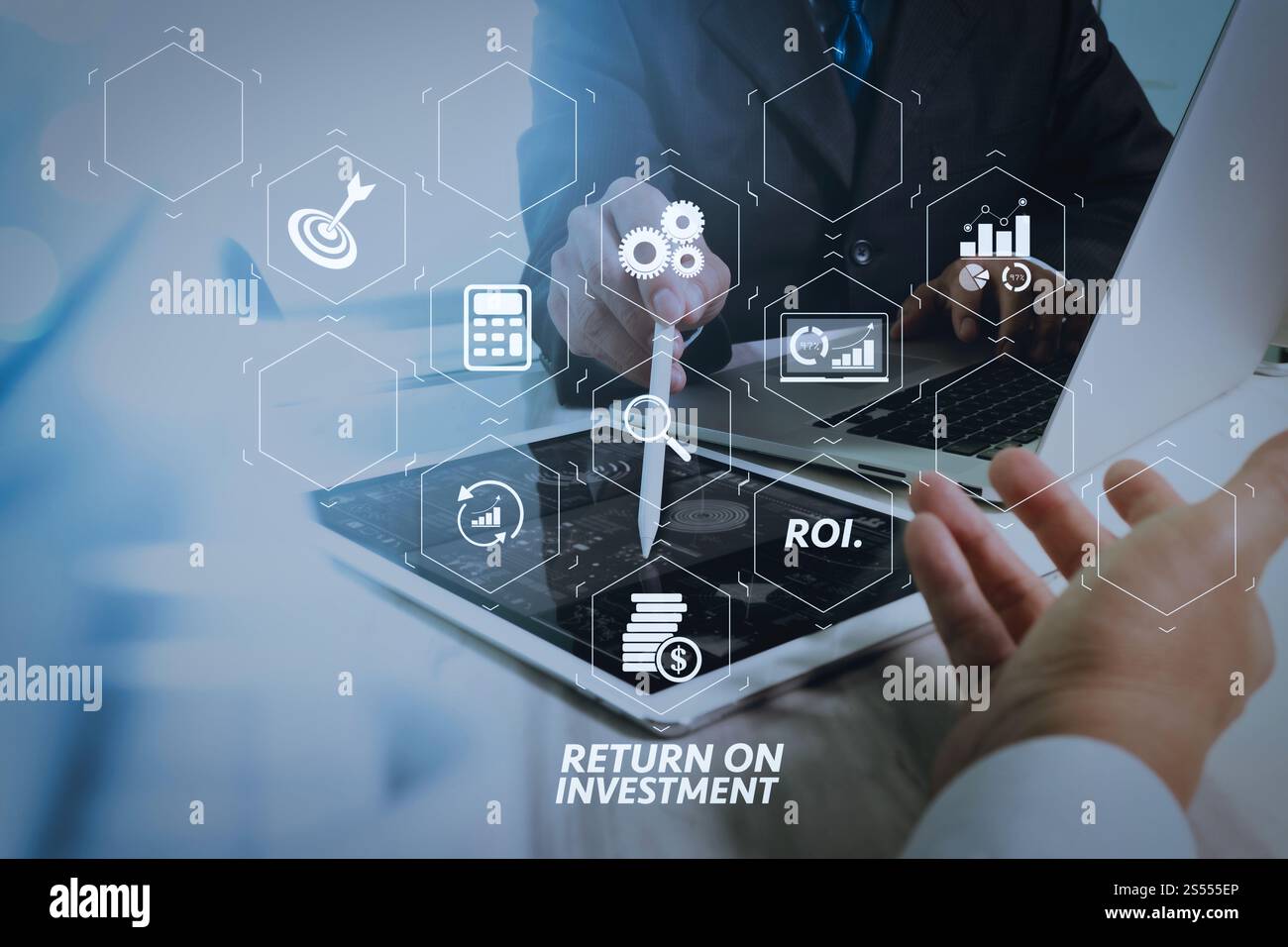 Indicatore ROI ROI Return on Investment nel dashboard virtuale per migliorare il business. Riunione del team aziendale presente. Investitore fotografico che lavora Foto Stock