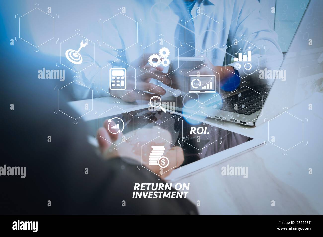 Indicatore ROI ROI Return on Investment nel dashboard virtuale per migliorare il business. Riunione del team aziendale presente. Investitore fotografico che lavora Foto Stock
