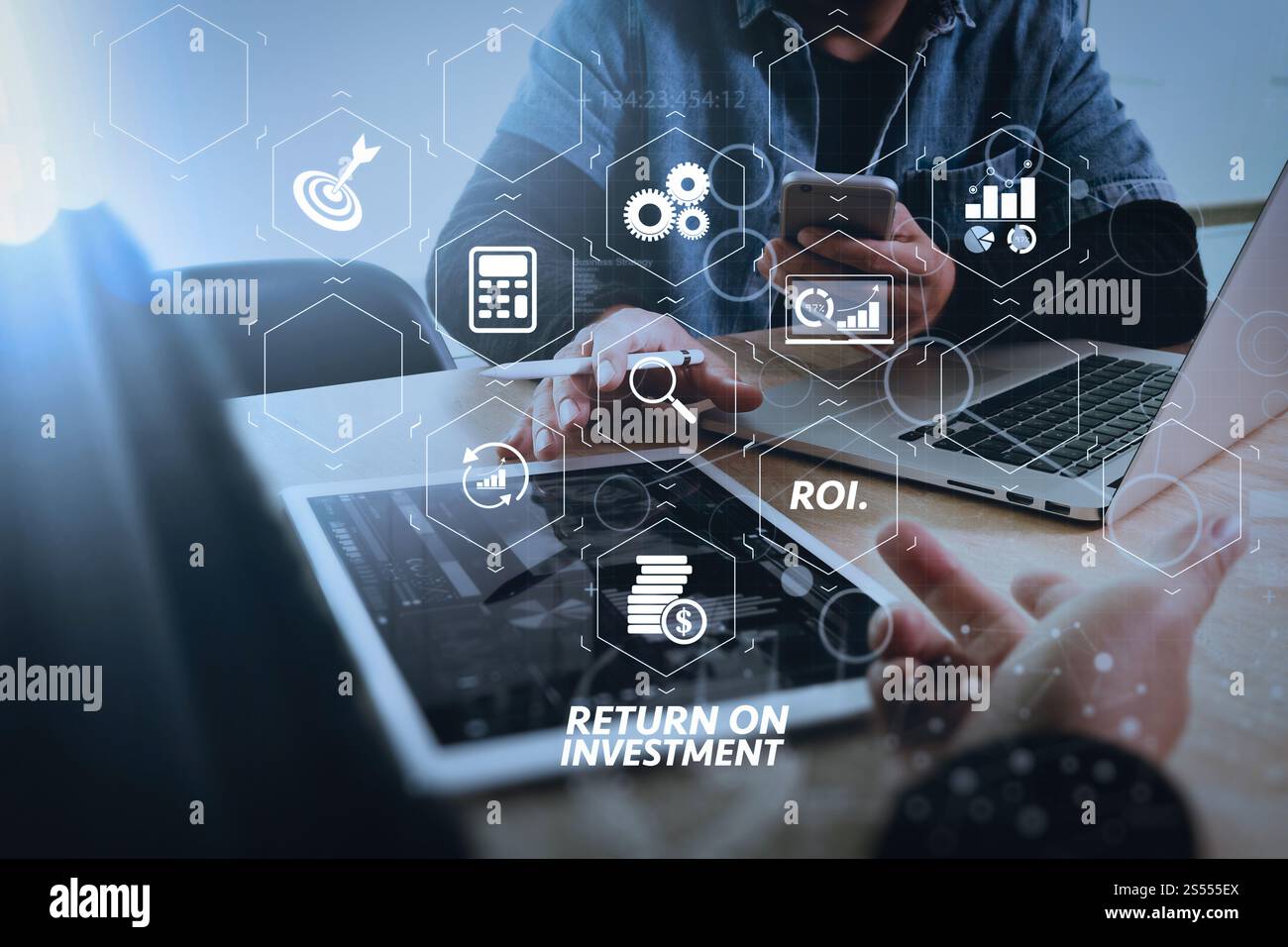 Indicatore ROI ROI Return on Investment nel dashboard virtuale per migliorare il business. Riunione del team aziendale presente. Investitore fotografico che lavora Foto Stock