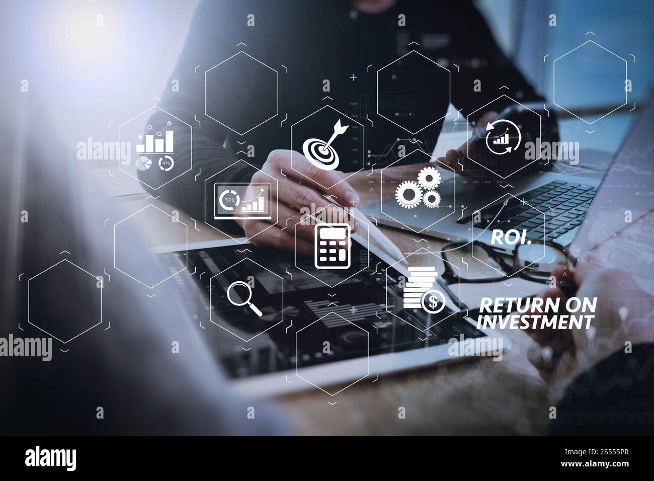 Indicatore ROI ROI Return on Investment nel dashboard virtuale per migliorare il business. due colleghi web designer discutono di dati e tablet digitali e. Foto Stock