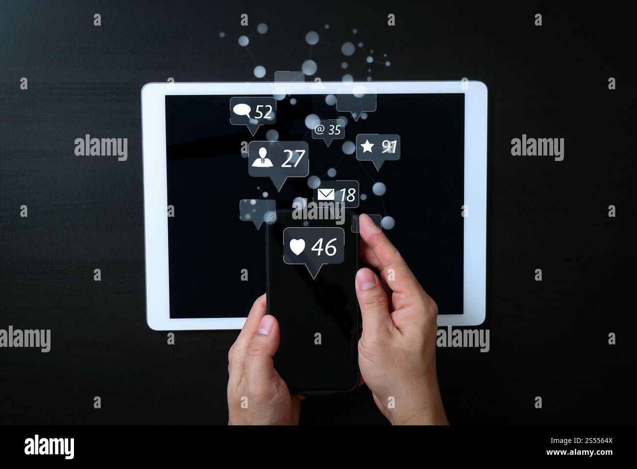 Concetto dello schermo delle icone virtuali di social media e marketing.concetto di Internet e networking di sicurezza informatica. Uomo d'affari che lavora con lo schermo VR Foto Stock