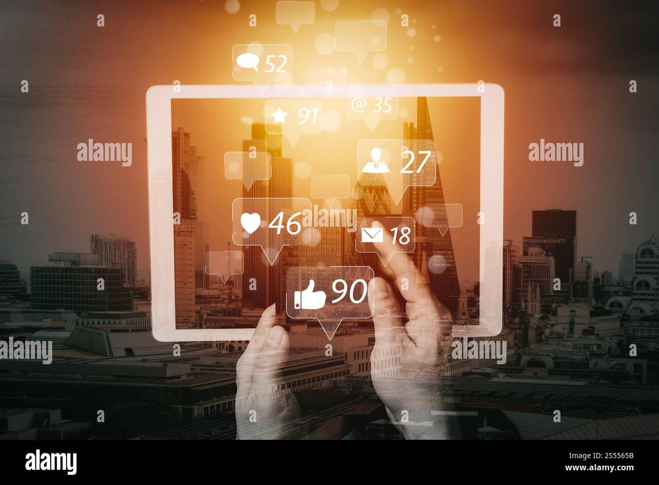 Concetto dello schermo delle icone virtuali di social media e marketing.concetto di Internet e networking di sicurezza informatica. Uomo d'affari che lavora al telefono cellulare e. Foto Stock