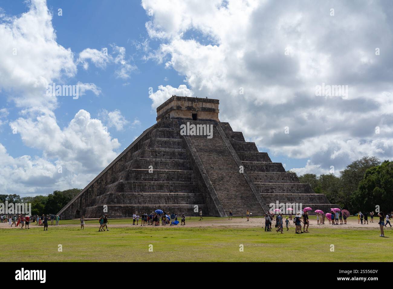 El Castillo, il tempio di Kukulcan a Chichen Itza, edificio principale del Messico dal davanti Foto Stock