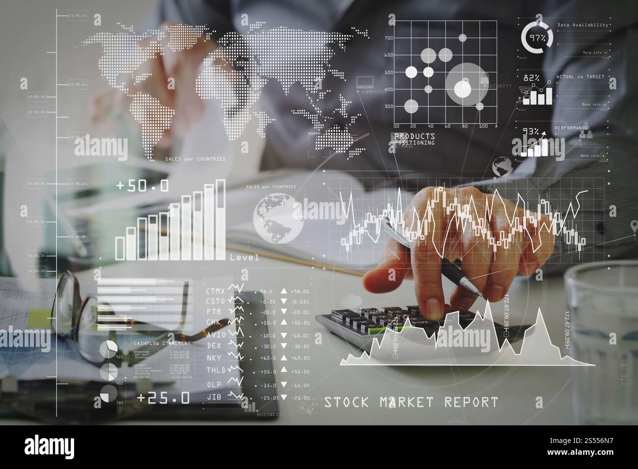 Investitore che analizza il rapporto del mercato azionario e il dashboard finanziario con business intelligence (BI), con indicatori chiave di performance (KPI).uomo d’affari Foto Stock