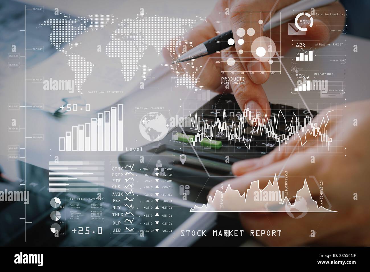 Investitore che analizza il rapporto del mercato azionario e il dashboard finanziario con business intelligence (BI), con indicatori chiave di performance (KPI).uomo d’affari Foto Stock