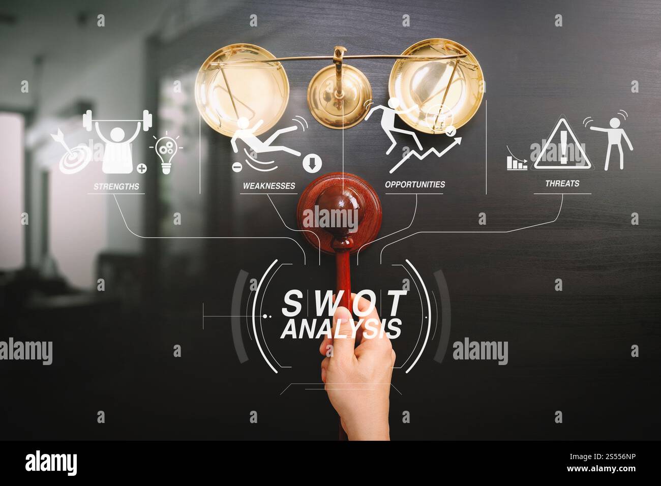 Diagramma virtuale dell'analisi SWOT con punti di forza, punti deboli, minacce e opportunità dell'azienda. Concetto di giustizia e diritto. Vista dall'alto di male Judger mano dentro Foto Stock