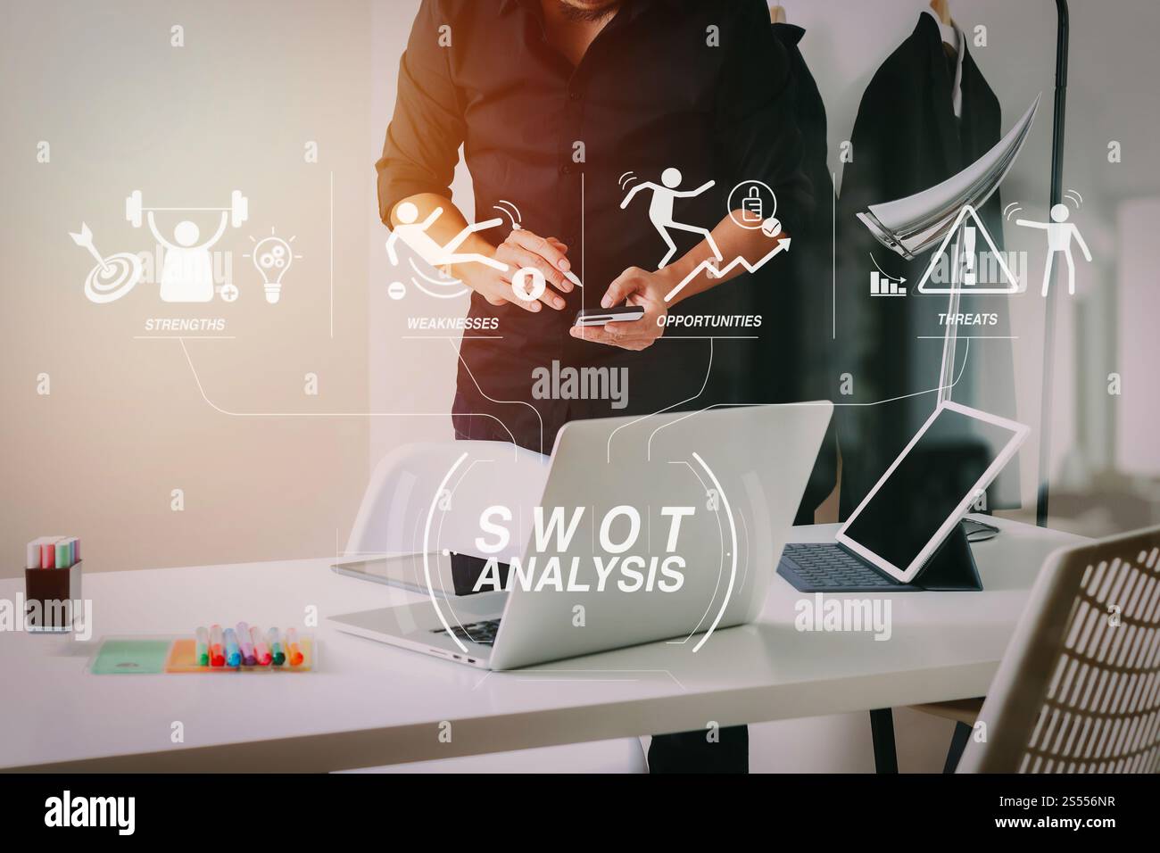 Diagramma virtuale dell'analisi SWOT con punti di forza, punti deboli, minacce e opportunità dell'azienda. Stilista di moda che lavora con il telefono cellulare e utilizza Foto Stock