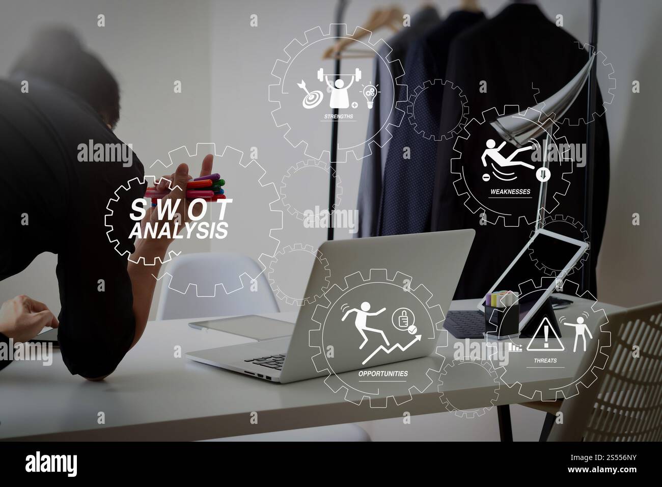 Diagramma virtuale dell'analisi SWOT con punti di forza, punti deboli, minacce e opportunità dell'azienda. Stilista di moda che lavora con il telefono cellulare e utilizza Foto Stock
