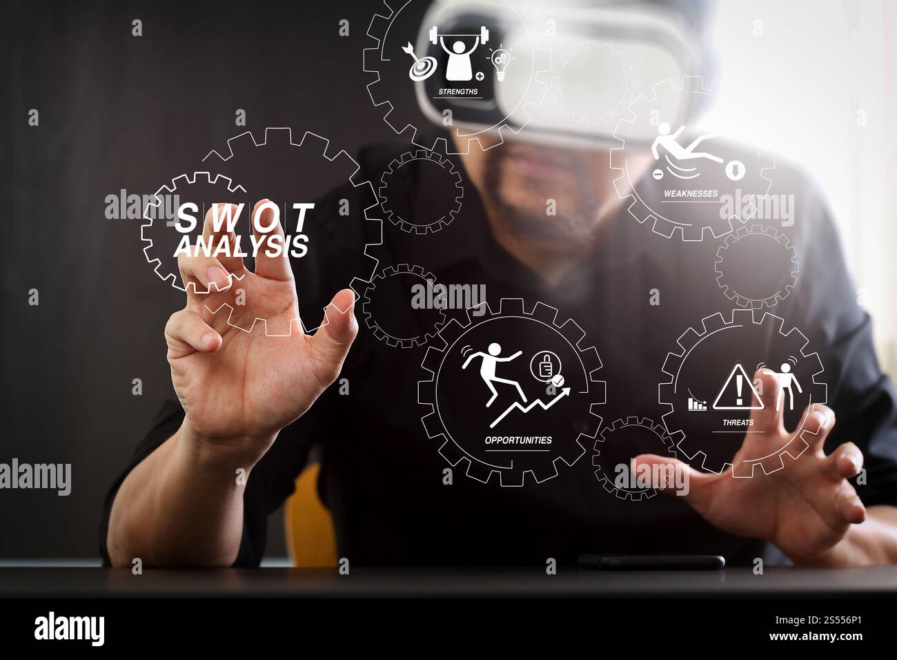 Diagramma virtuale dell'analisi SWOT con punti di forza, punti deboli, minacce e opportunità dell'azienda.uomo d'affari che indossa occhiali di protezione per la realtà virtuale nel moderno Foto Stock