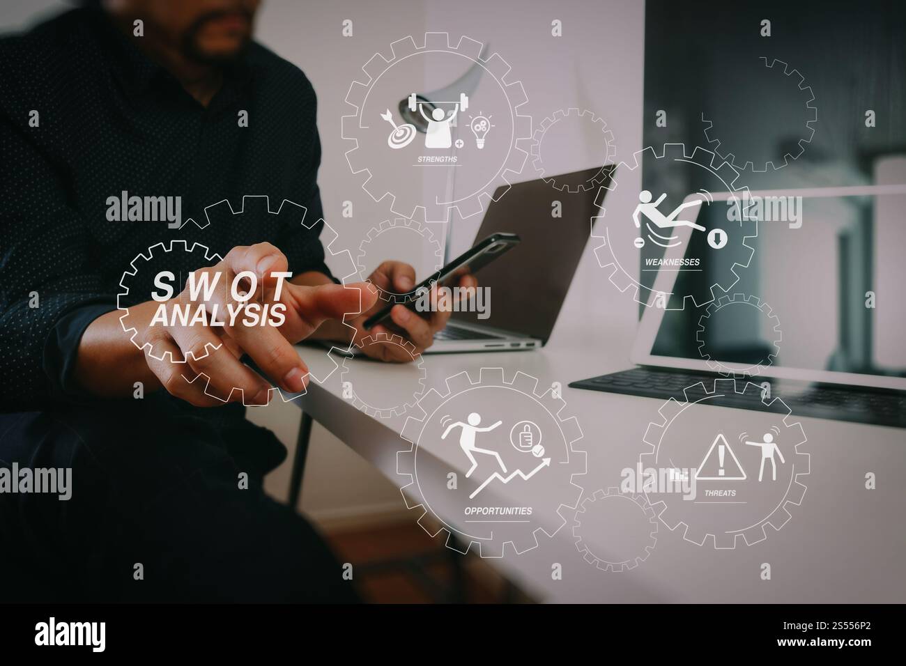 Diagramma virtuale di analisi SWOT con punti di forza, punti deboli, minacce e opportunità dell'azienda.uomo d'affari che lavora con smartphone e digitale Foto Stock