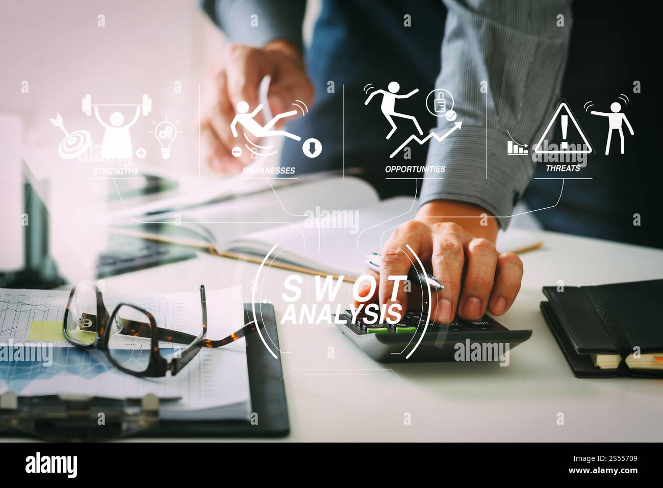 Diagramma virtuale di analisi SWOT con punti di forza, punti deboli, minacce e opportunità dell'azienda.uomo d'affari che lavora con le finanze su costi e. Foto Stock