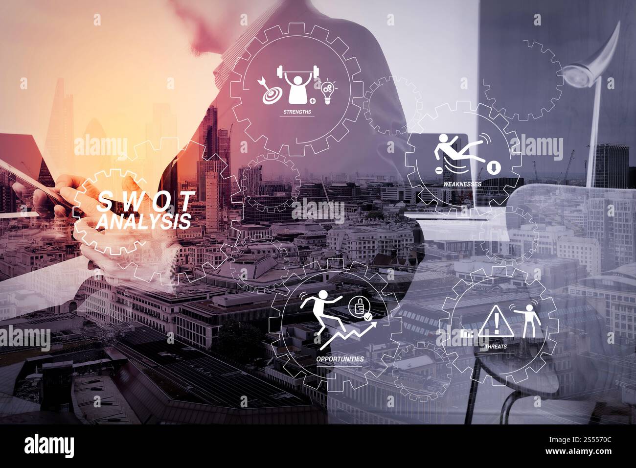 Diagramma virtuale di analisi SWOT con punti di forza, punti deboli, minacce e opportunità dell'azienda.uomo d'affari che lavora con smartphone e digitale Foto Stock