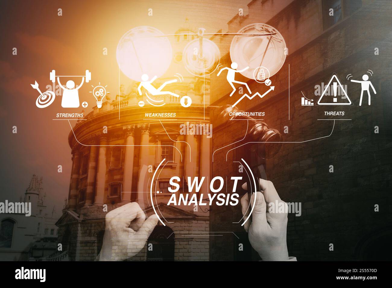 Diagramma virtuale dell'analisi SWOT con punti di forza, punti deboli, minacce e opportunità dell'azienda. Concetto di giustizia e diritto. Vista dall'alto di male Judger mano dentro Foto Stock