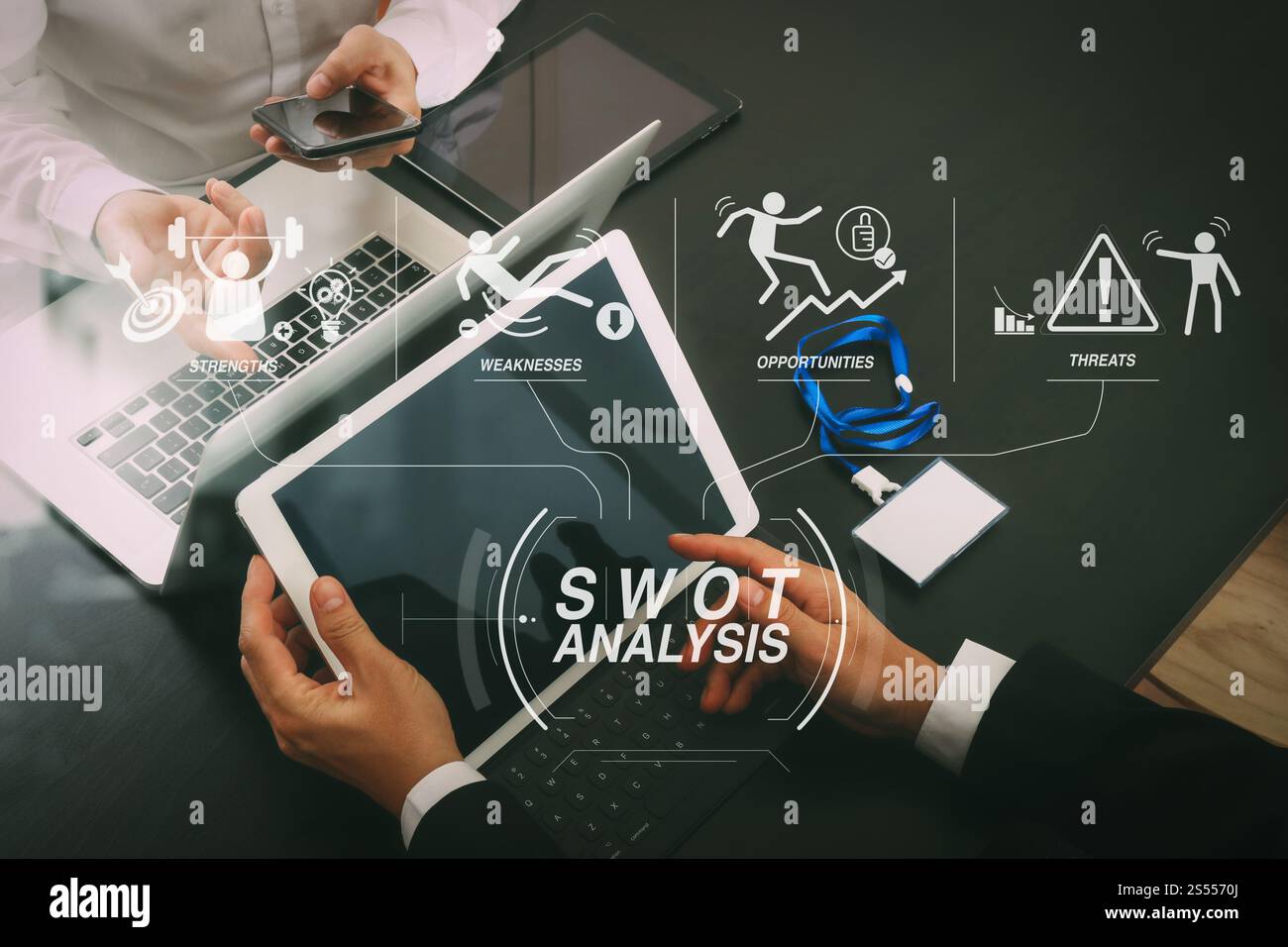 Diagramma virtuale dell'analisi SWOT con punti di forza, punti deboli, minacce e opportunità dell'azienda.concetto di riunione del team di co-working,uso dell'uomo d'affari Foto Stock