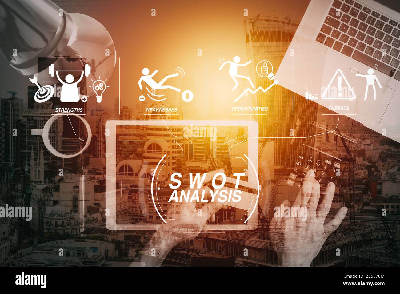 Diagramma virtuale dell'analisi SWOT con punti di forza, punti deboli, minacce e opportunità dell'azienda. Concetto di shopping su Internet. Vista dall'alto del lavoro manuale Foto Stock